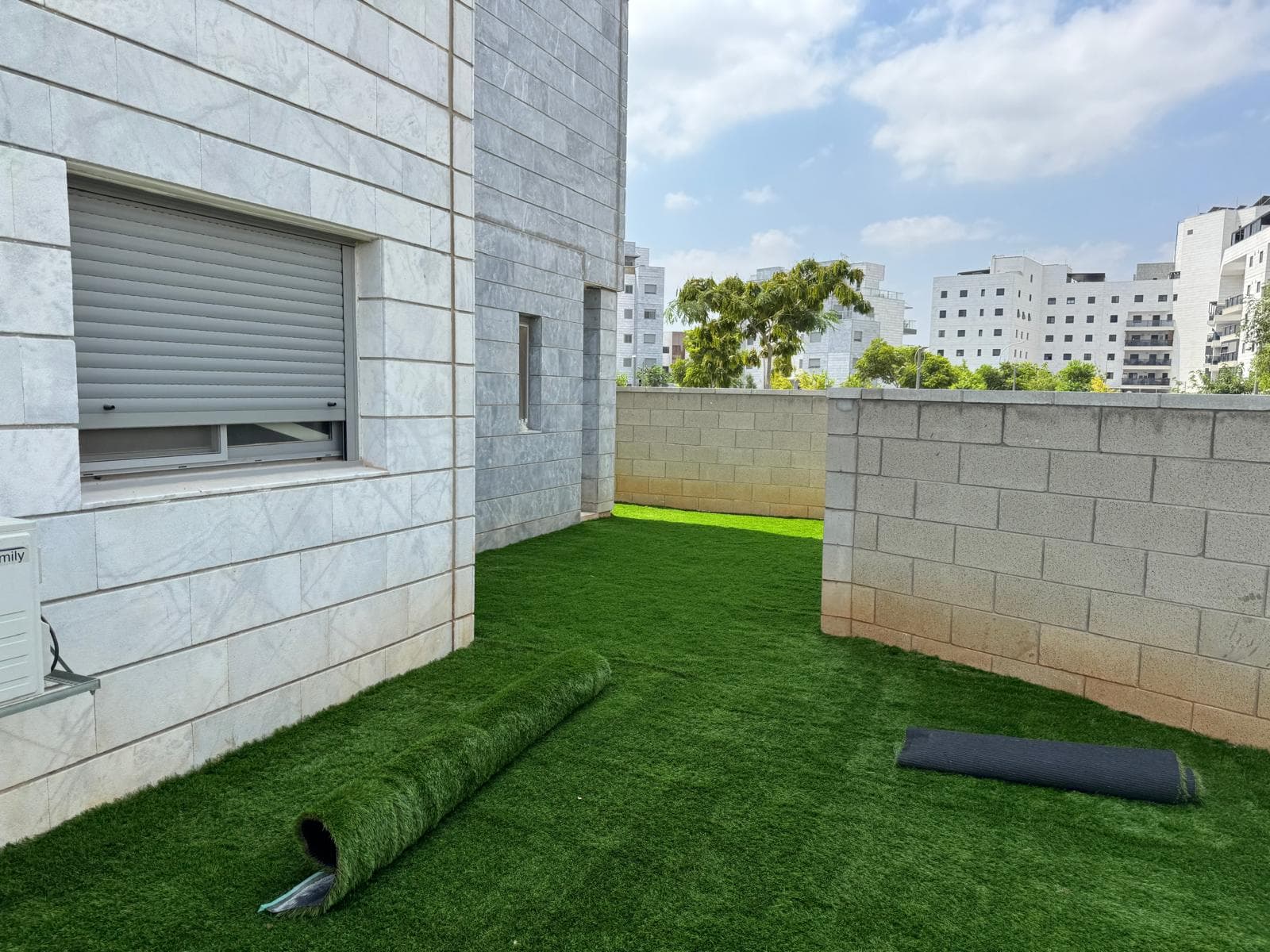 אחרי — דשא סינטטי ירוק ומושלם