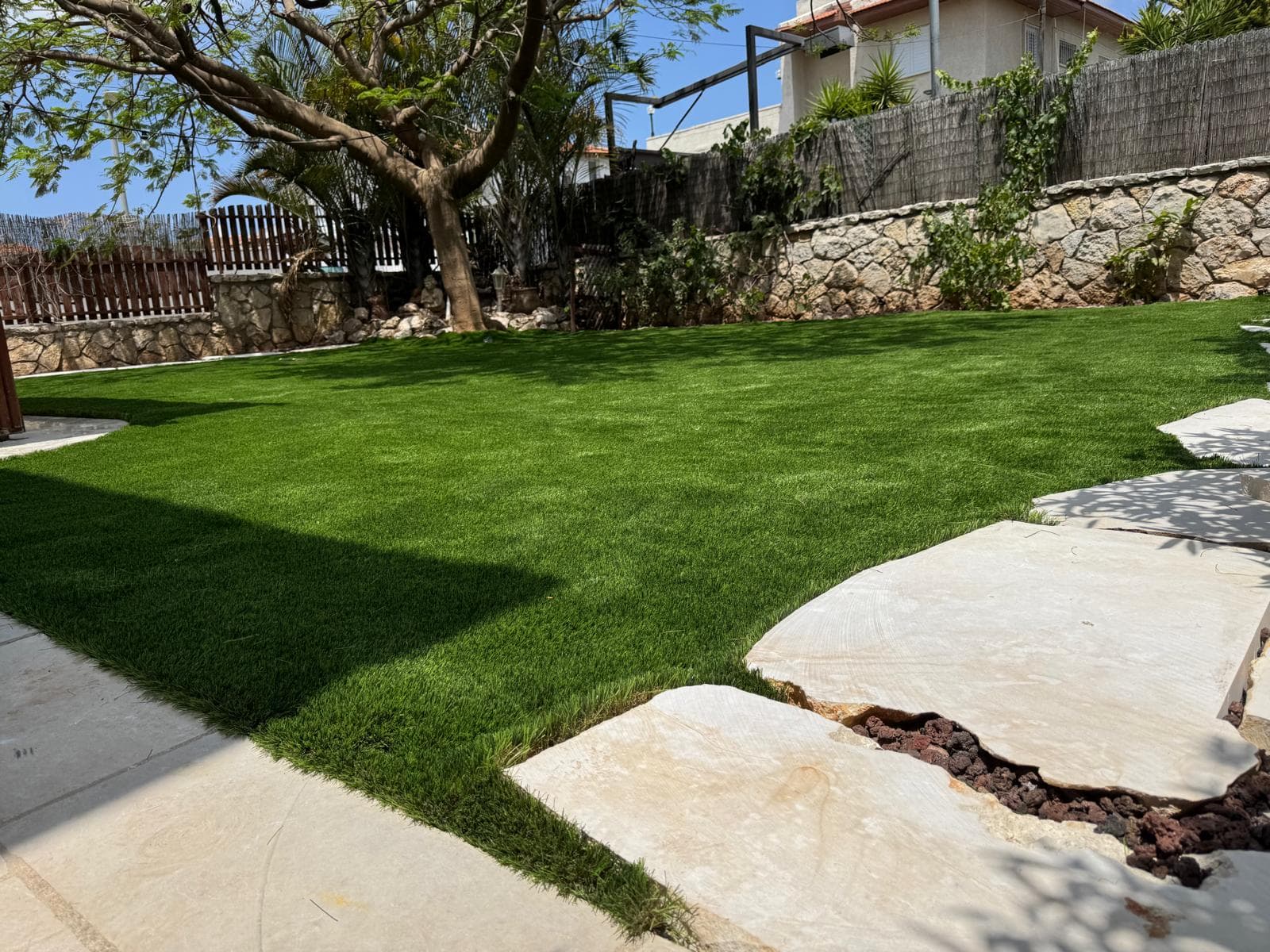 אחרי — גינה עם שבילי אבן