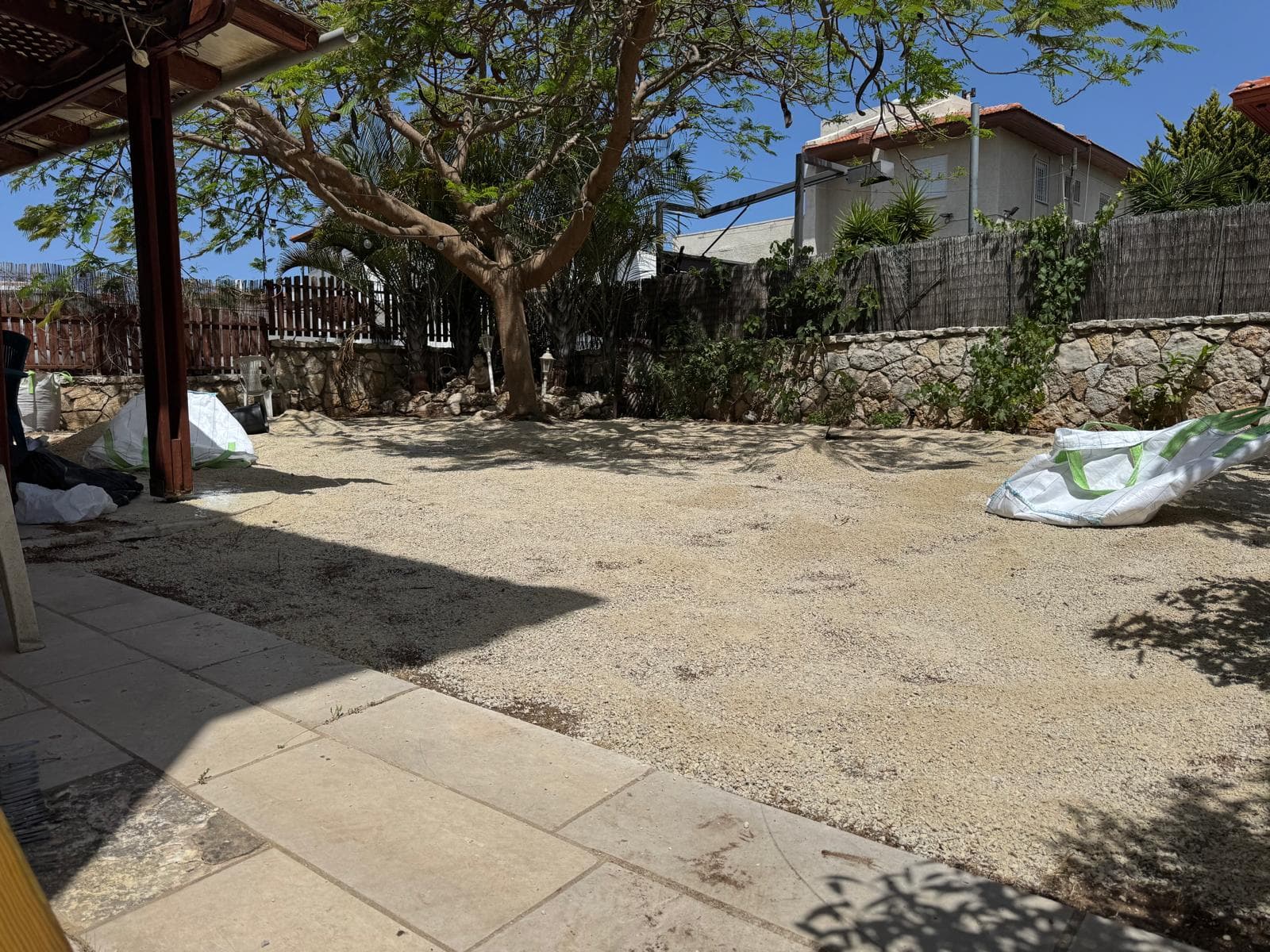 לפני — חצץ לפני ההתקנה